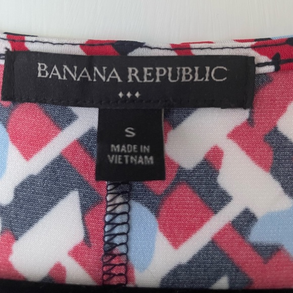 Banana Republic Small, V-neck faux-wrap midi dress. Red, white, blue and blk sz2 - Picture 3 of 5